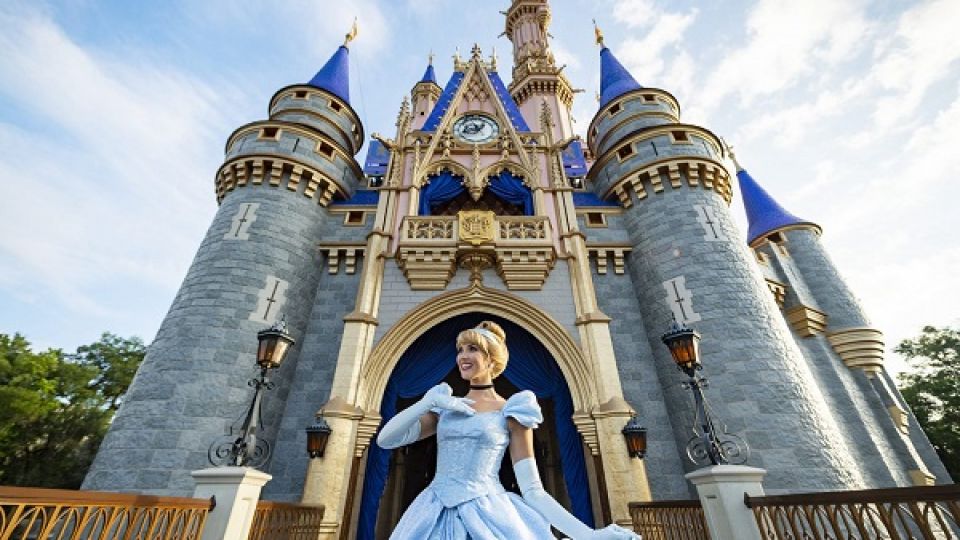 Cinderella-Castle-Royal-Colors-Magic-Kingdon-0804ZQ_1140MS-scaled-1.jpg