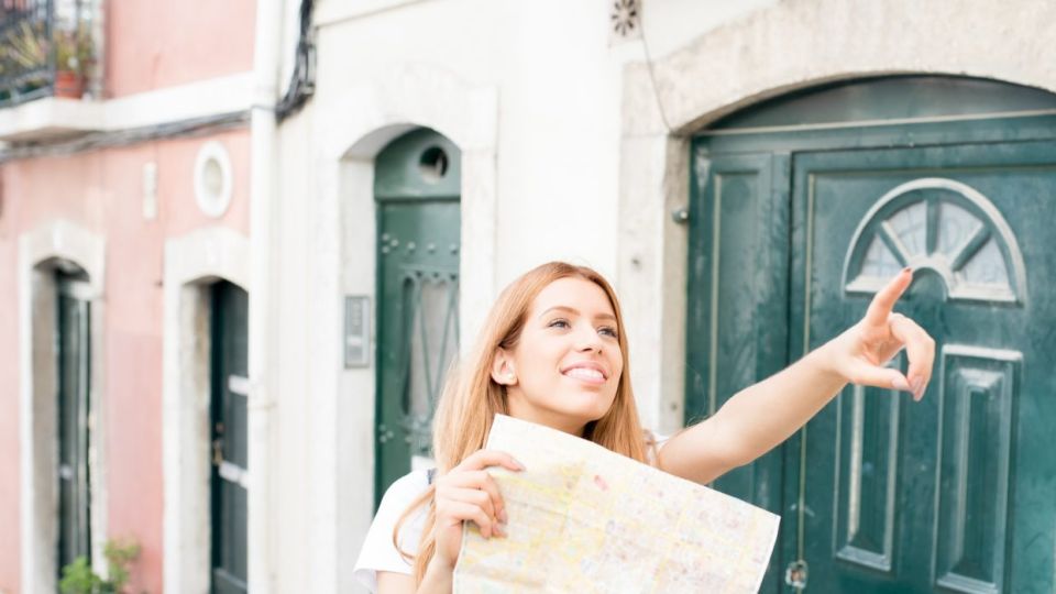 excited-positive-girl-finding-location-in-city-1400x700-1.jpg